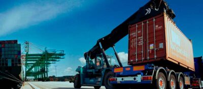 Завантажити контейнер на корабель.