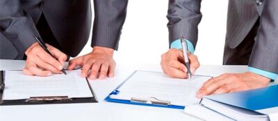 Розвантаження контейнера з корабля в порту призначення.