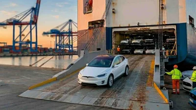 Доставка пригон Авто з США в Одесі — вивантаження електромобіля Tesla Model X у порту